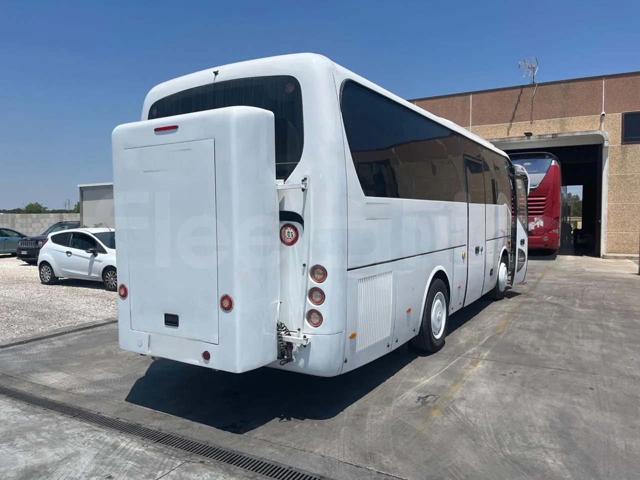King Long XMQ6900 XMQ6900/ Euro 6 - 204 Kw - 8,995 Mt - 3/4 right rear doors closed