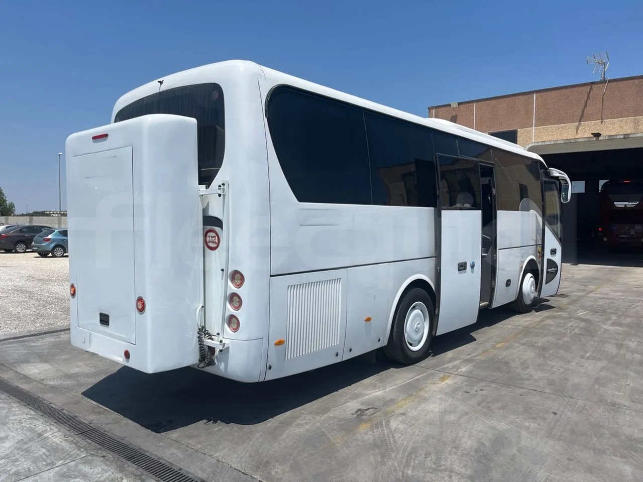 King Long XMQ6900 XMQ6900/ Euro 6 - 204 Kw - 8,995 Mt - 3/4 right rear doors open