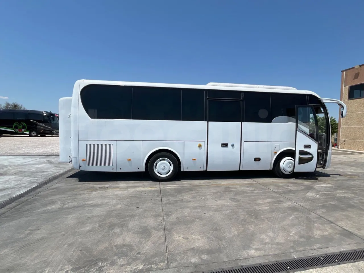 King Long XMQ6900 XMQ6900/ Euro 6 - 204 Kw - 8,995 Mt - right side doors closed