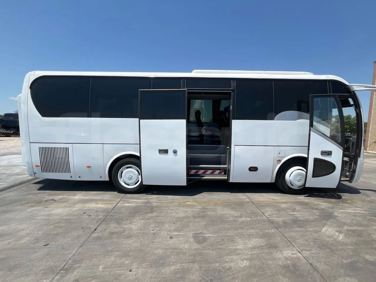 King Long XMQ6900 XMQ6900/ Euro 6 - 204 Kw - 8,995 Mt - right side doors open