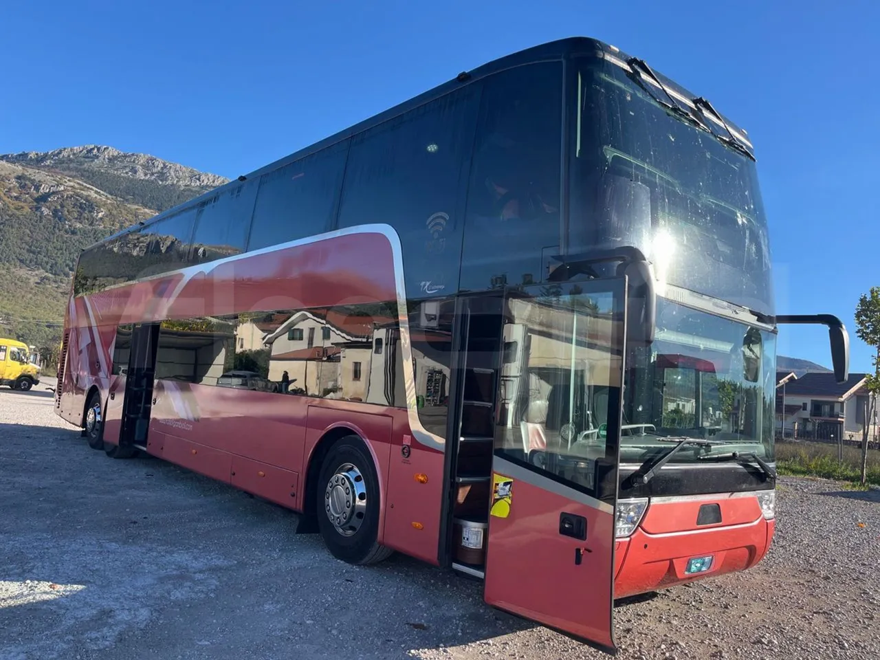Van Hool Astromega TDX27 - EUR6 - 375kW - 14.105m - 3/4 right front doors open
