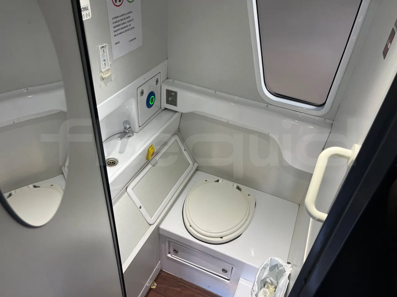 Van Hool Astromega TDX27 - EUR6 - 375kW - 14.105m - toilette accessories photo