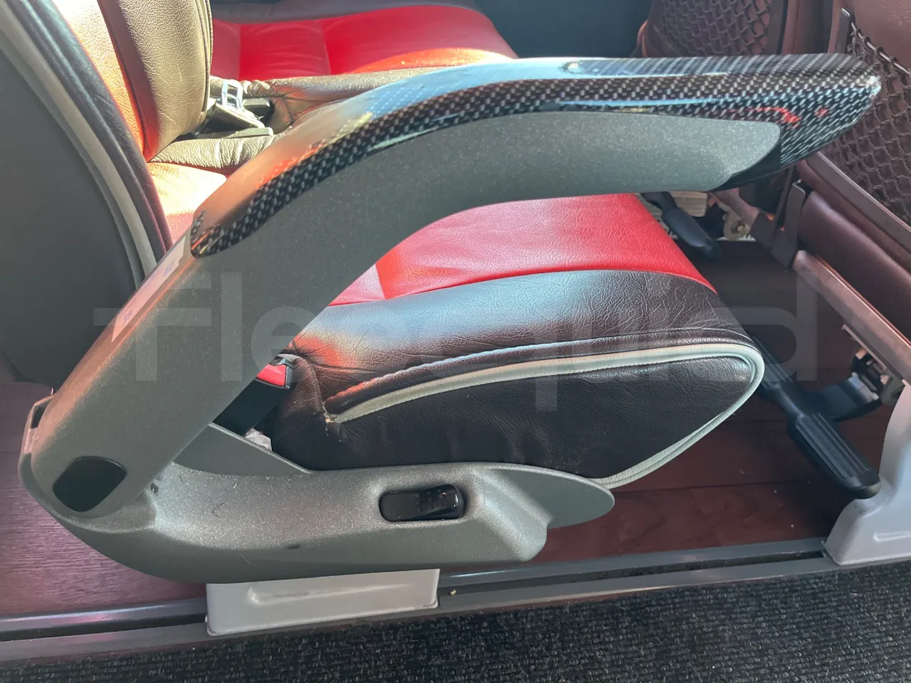 Van Hool Astromega TDX27 - EUR6 - 375kW - 14.105m - armrest detail photo