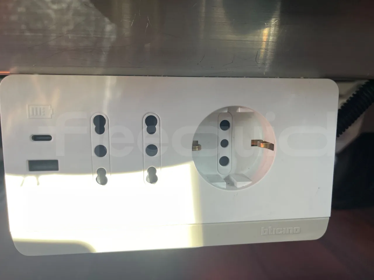 Van Hool Astromega TDX27 - EUR6 - 375kW - 14.105m - usb charging detail