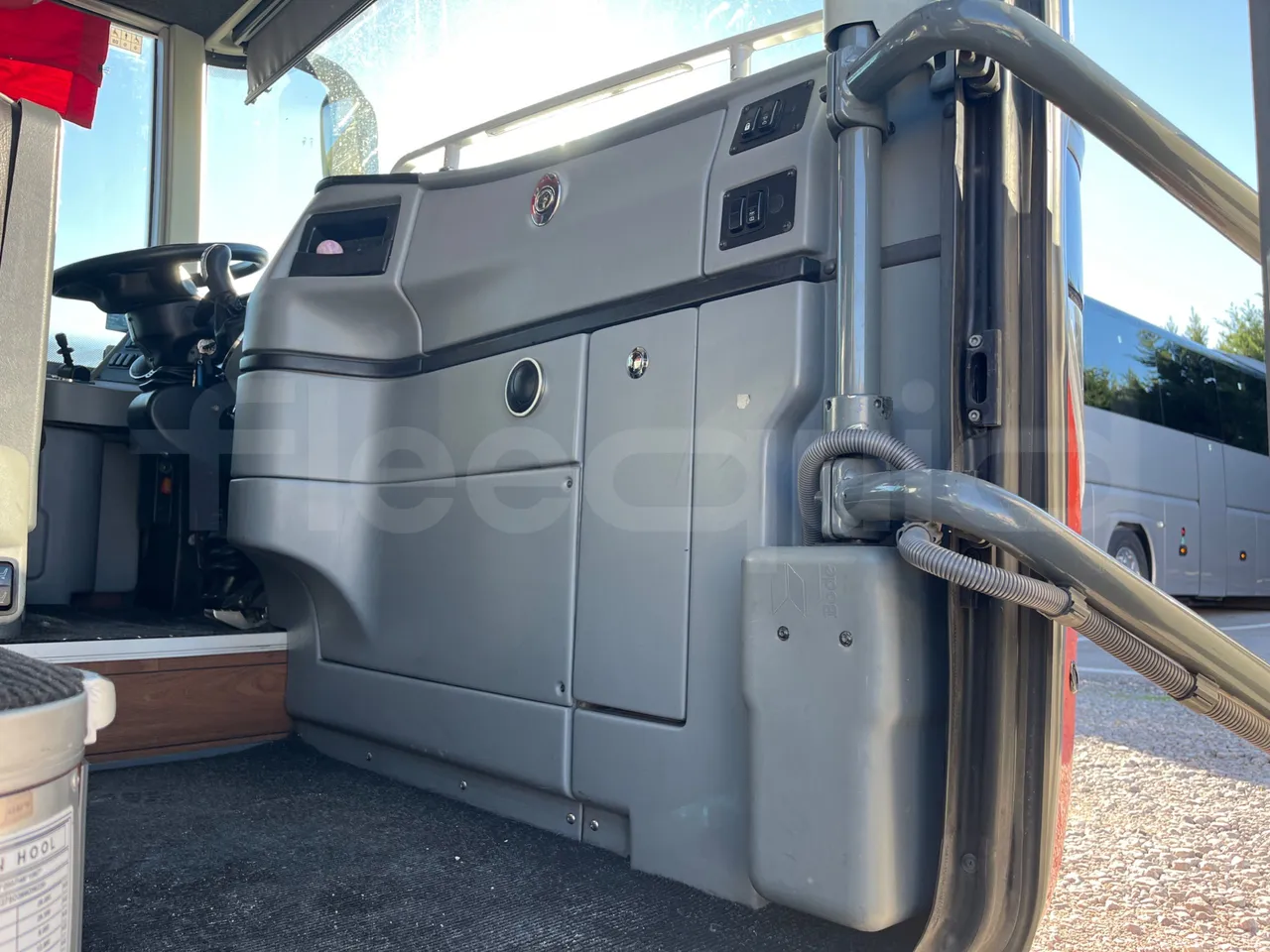 Van Hool Astromega TDX27 - EUR6 - 375kW - 14.105m - door mechanism photo