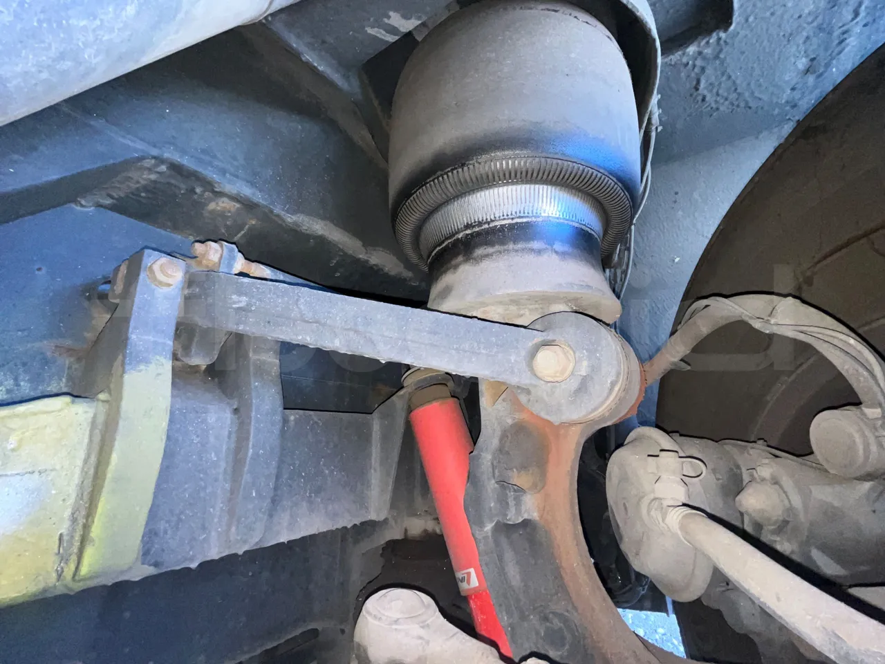 Van Hool Astromega TDX27 - EUR6 - 375kW - 14.105m - front air springs right