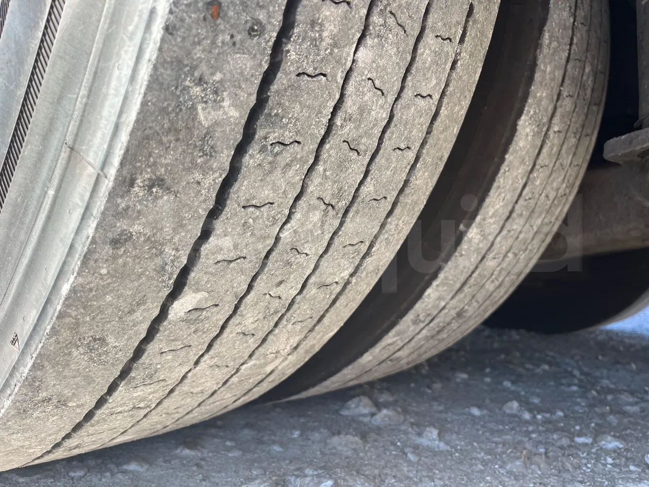 Van Hool Astromega TDX27 - EUR6 - 375kW - 14.105m - tread condition second axle tires right