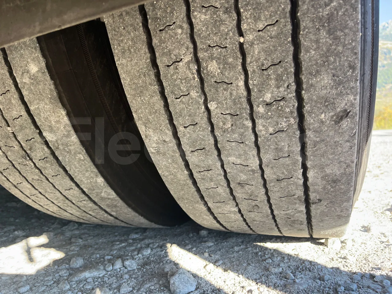 Van Hool Astromega TDX27 - EUR6 - 375kW - 14.105m - tread condition third axle tires left