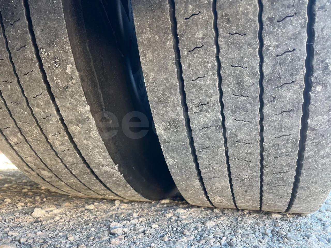 Van Hool Astromega TDX27 - EUR6 - 375kW - 14.105m - tread condition third axle tires right