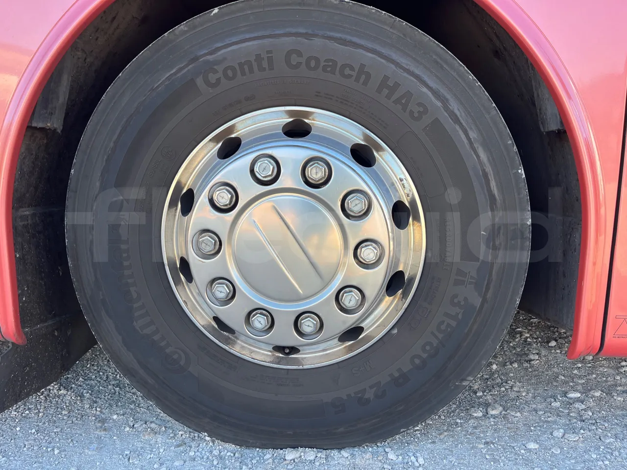 Van Hool Astromega TDX27 - EUR6 - 375kW - 14.105m - front left tire measurements