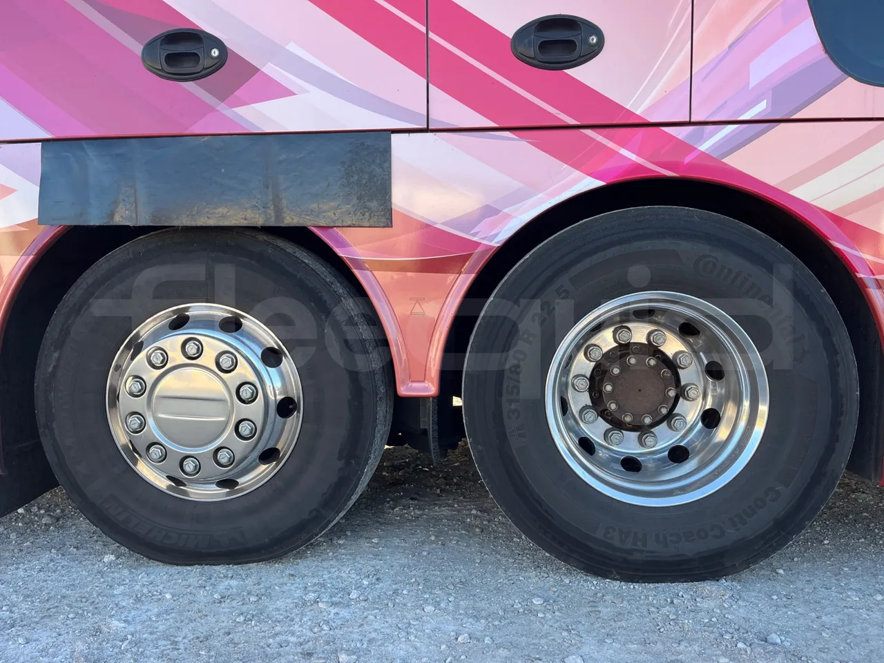 Van Hool Astromega TDX27 - EUR6 - 375kW - 14.105m - rear left tire photo