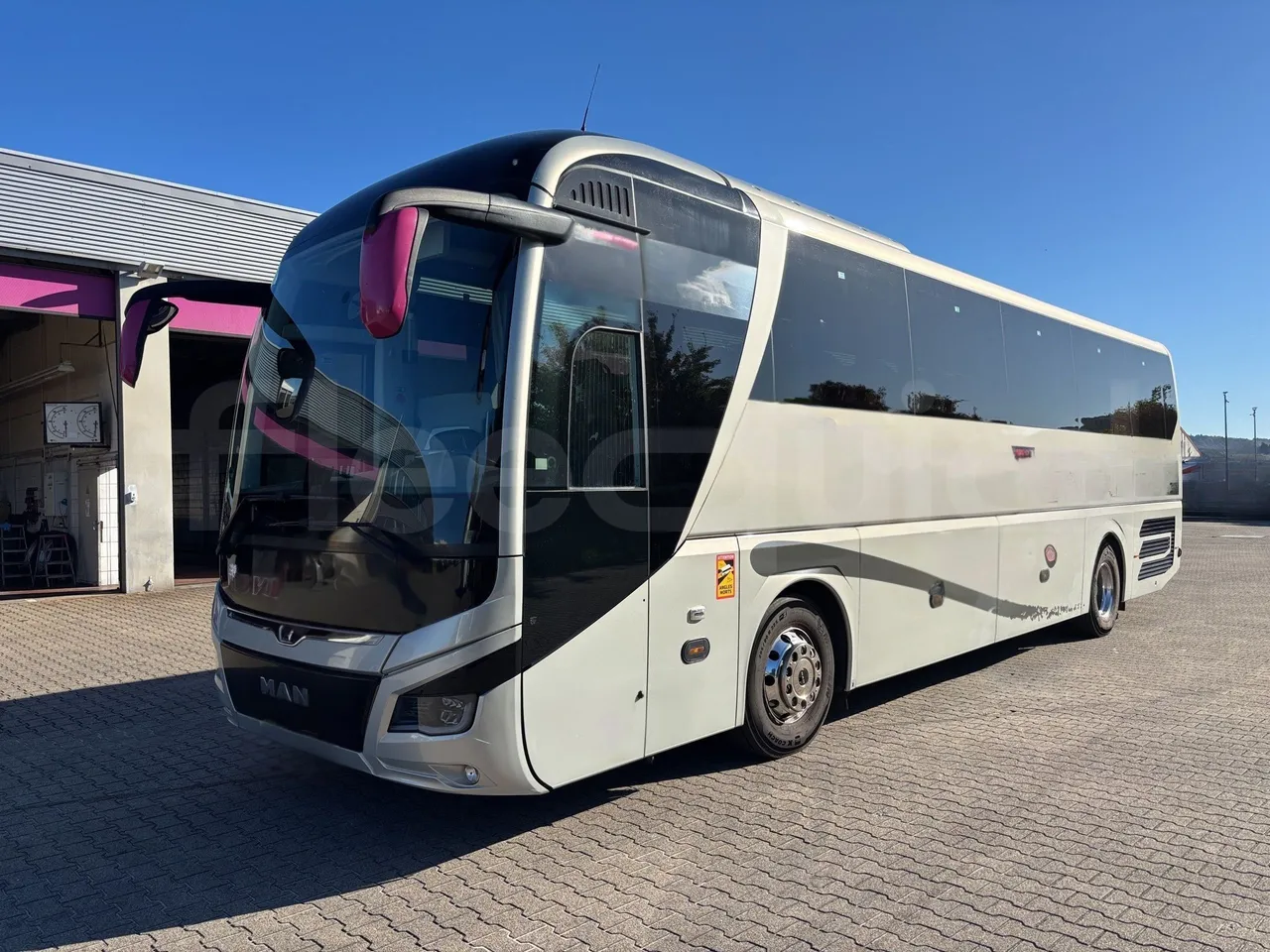 Man Lion's Coach - 3/4 Front Left Side