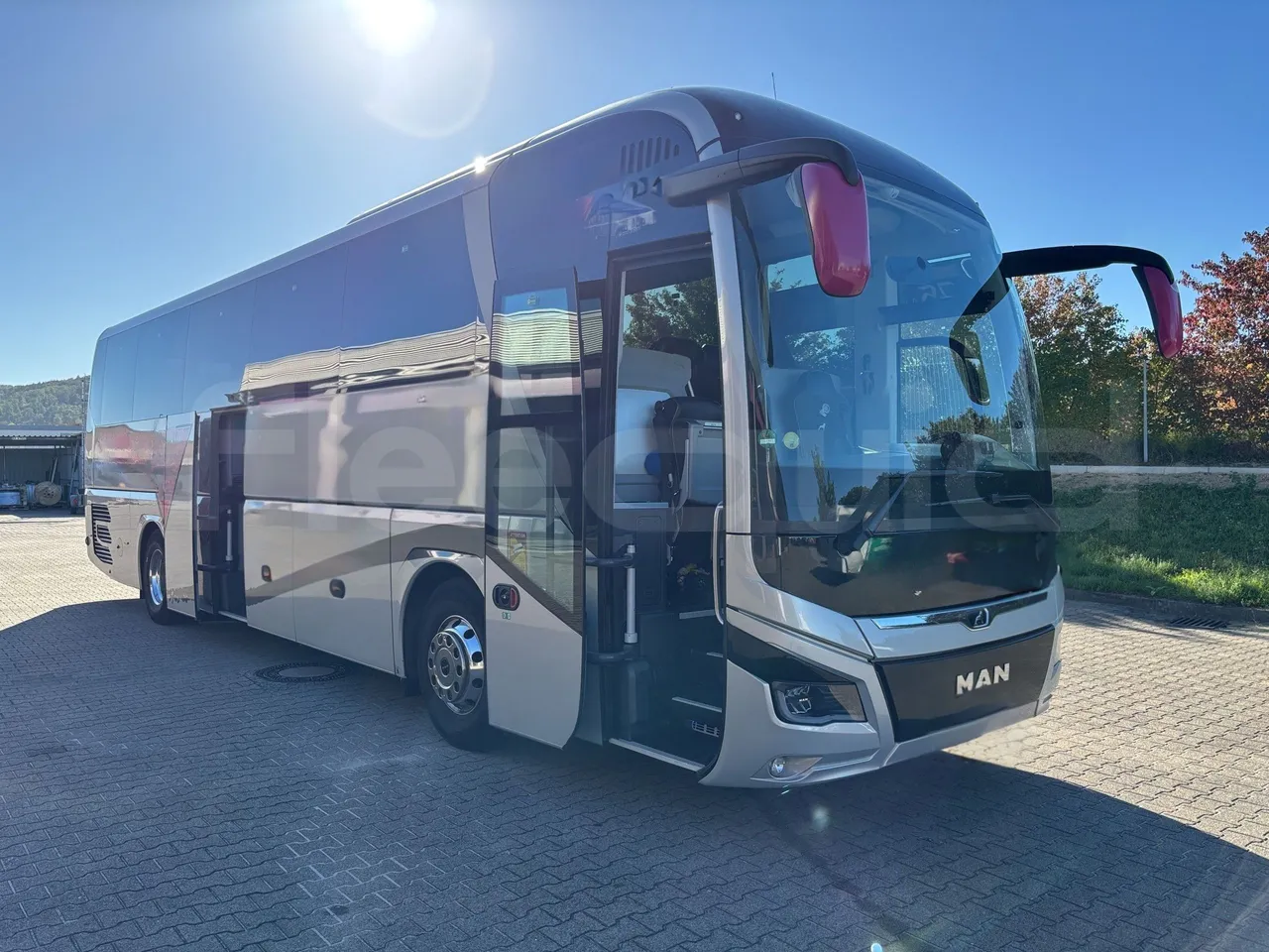 Man Lion's Coach - 3/4 Front Right Side Doors Open