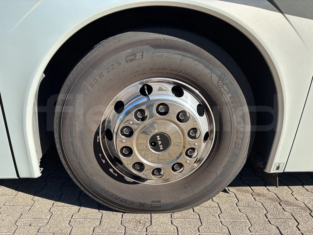 Man Lion's Coach - First Axle Left Side: Complete Tyre