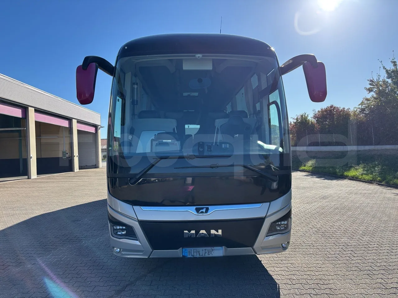 Man Lion's Coach - Front