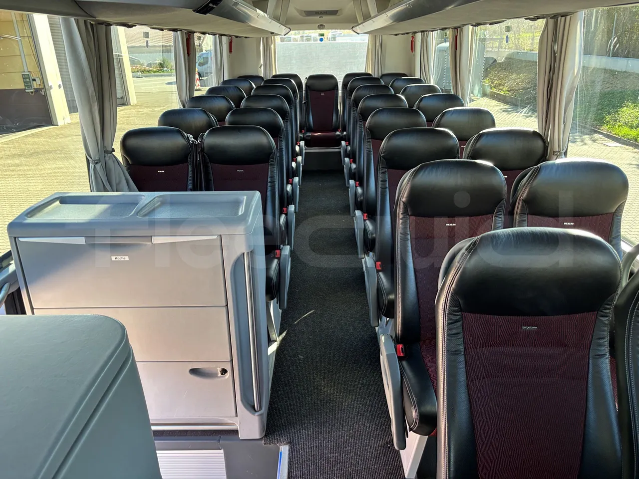Man Lion's Coach - Reverse Seats From Middle Position