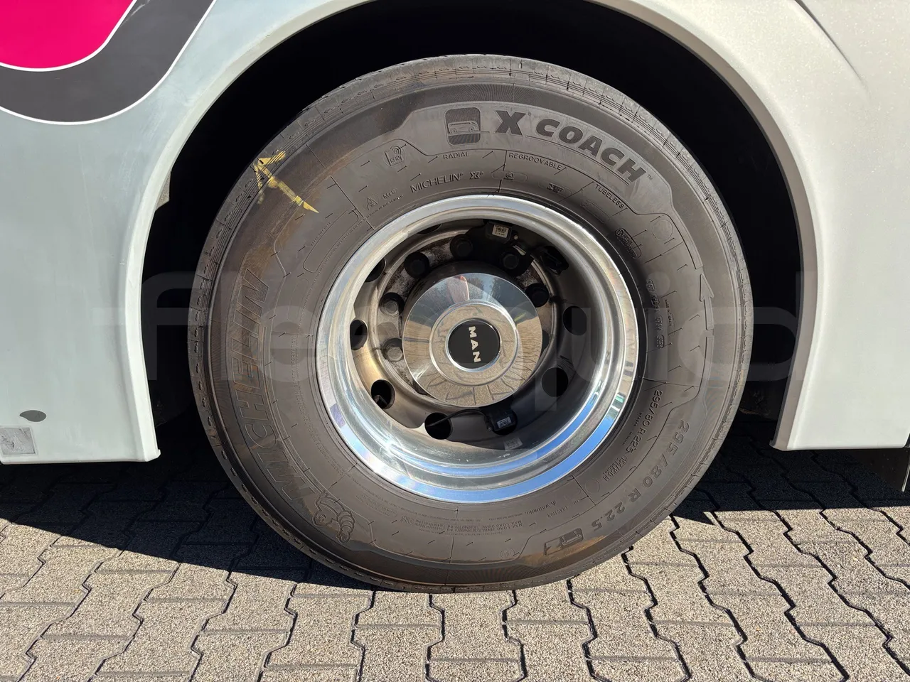 Man Lion's Coach - First Axle Left Side: Tyre Tread