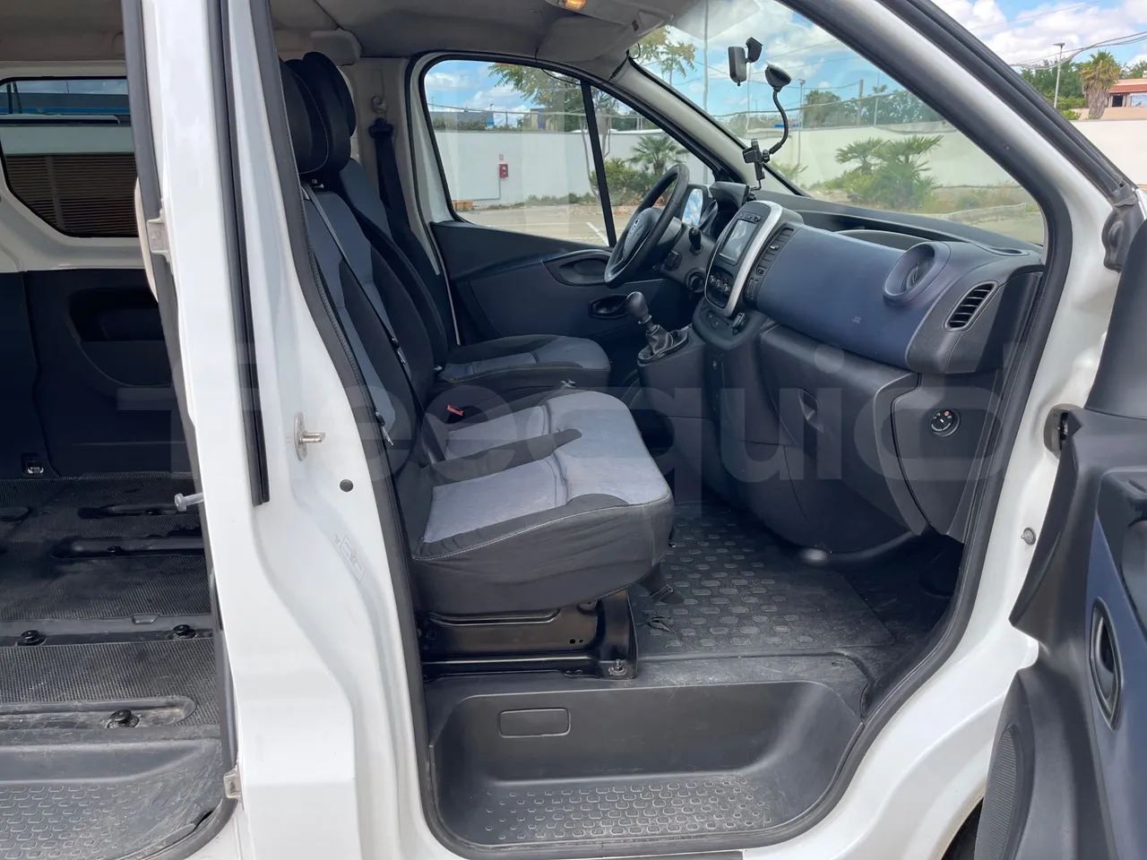 Opel Vivaro - B X83 -EUR6 -85kW -5.399m - front door 1 open
