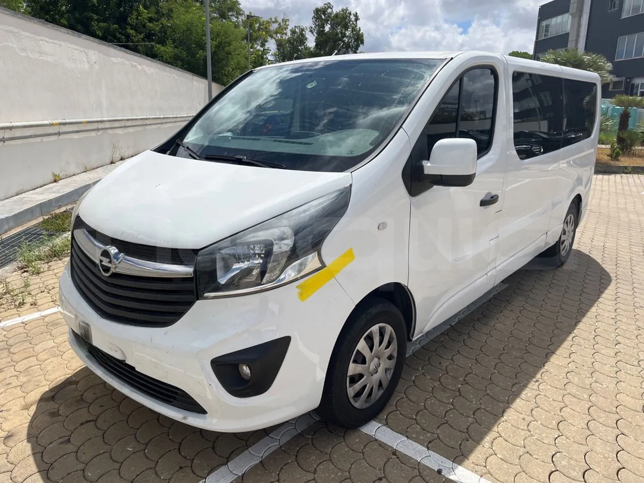Opel Vivaro - B X83 -EUR6 -85kW -5.399m - 3/4 front left (mandatory for bus to scrap)