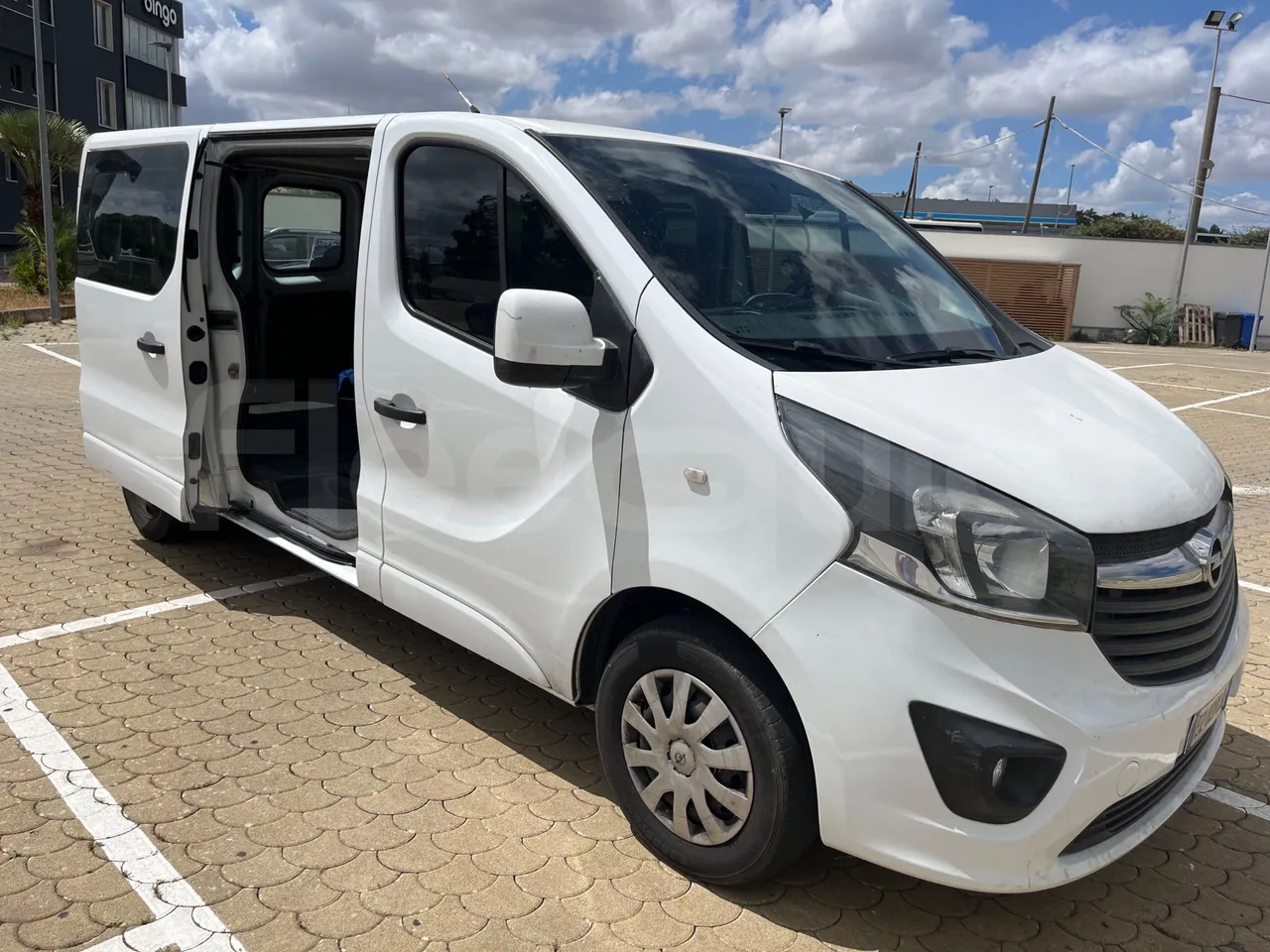 Opel Vivaro - B X83 -EUR6 -85kW -5.399m - 3/4 right front doors open