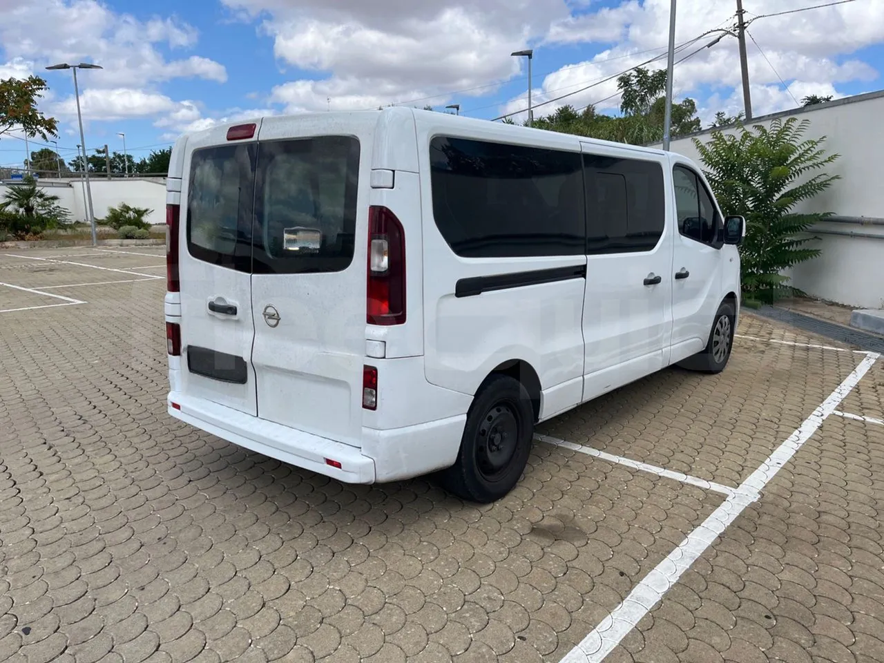 Opel Vivaro - B X83 -EUR6 -85kW -5.399m - 3/4 right rear doors closed