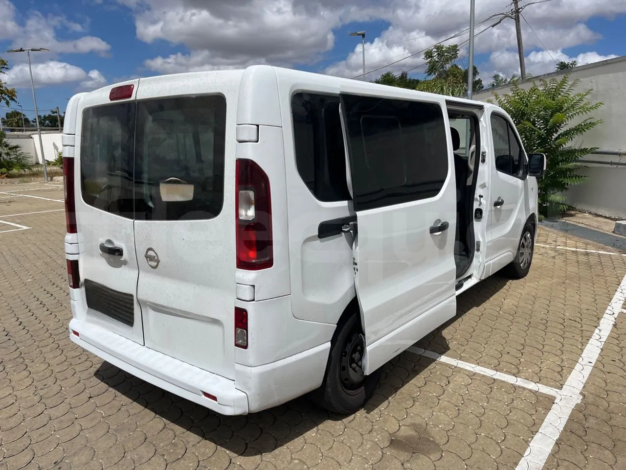 Opel Vivaro - B X83 -EUR6 -85kW -5.399m - 3/4 right rear doors open