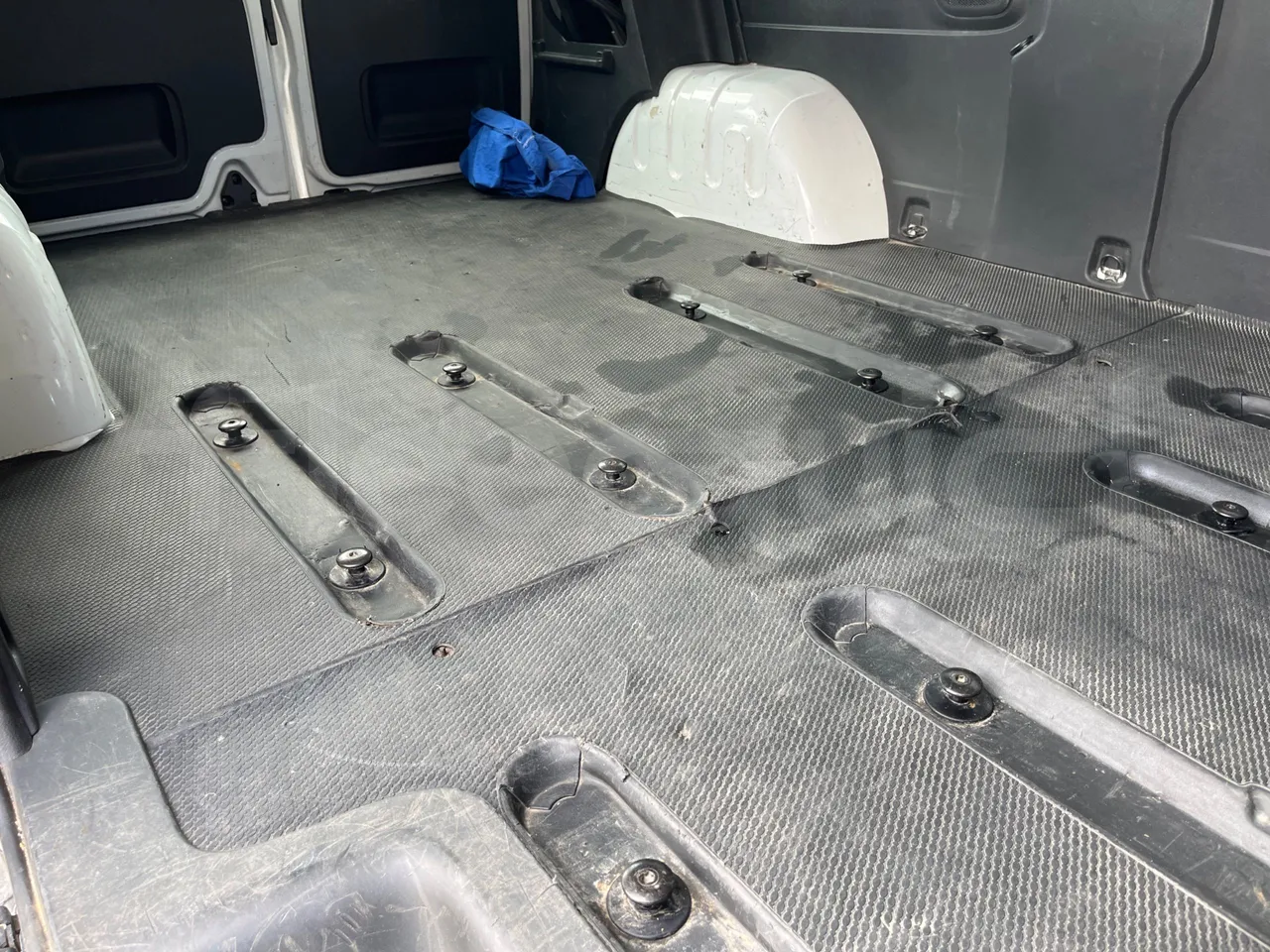 Opel Vivaro - B X83 -EUR6 -85kW -5.399m - seat brackets photo
