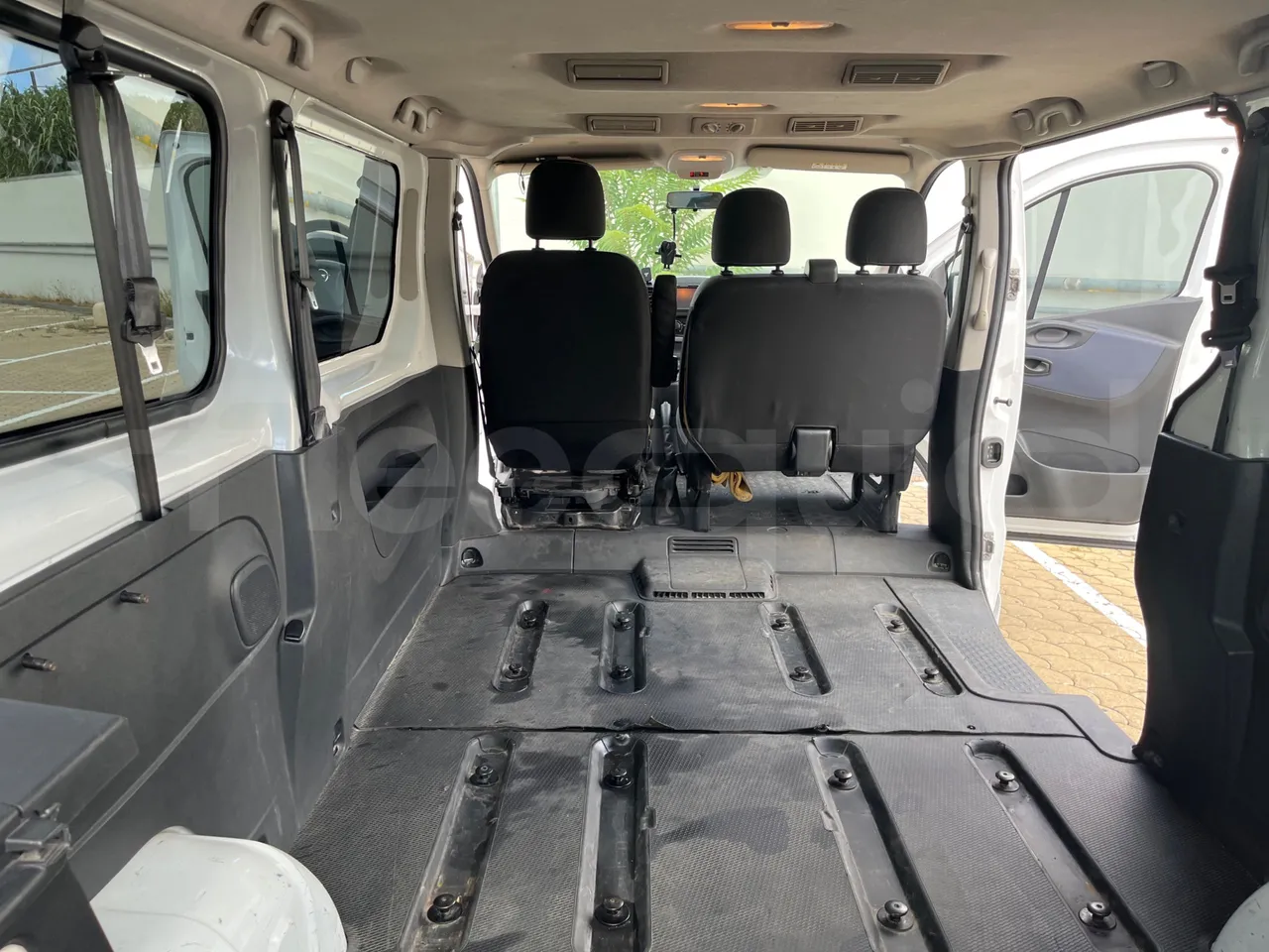 Opel Vivaro - B X83 -EUR6 -85kW -5.399m - forward view middle aisle