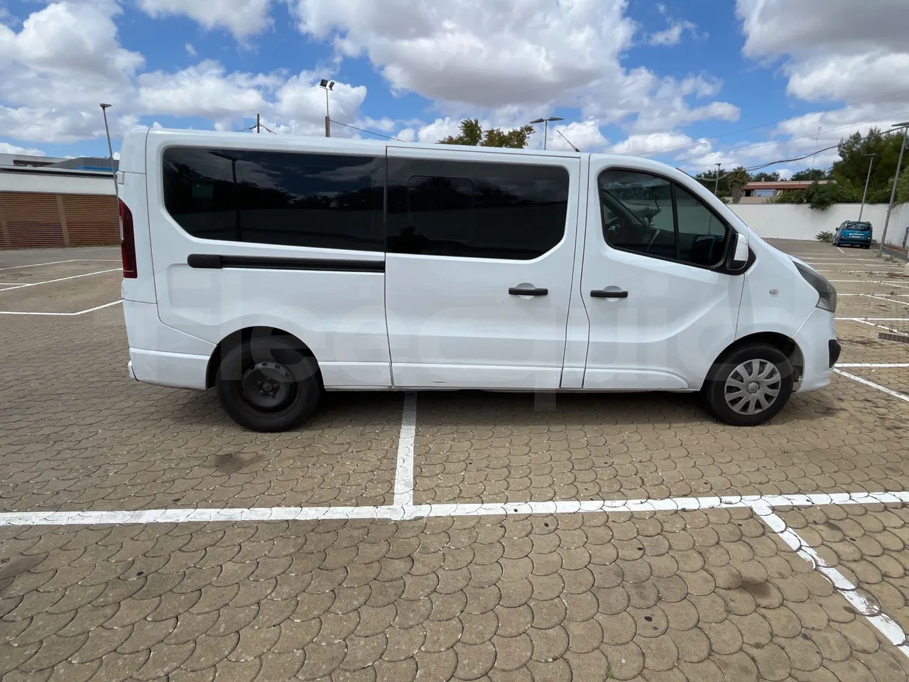 Opel Vivaro - B X83 -EUR6 -85kW -5.399m - right side doors closed