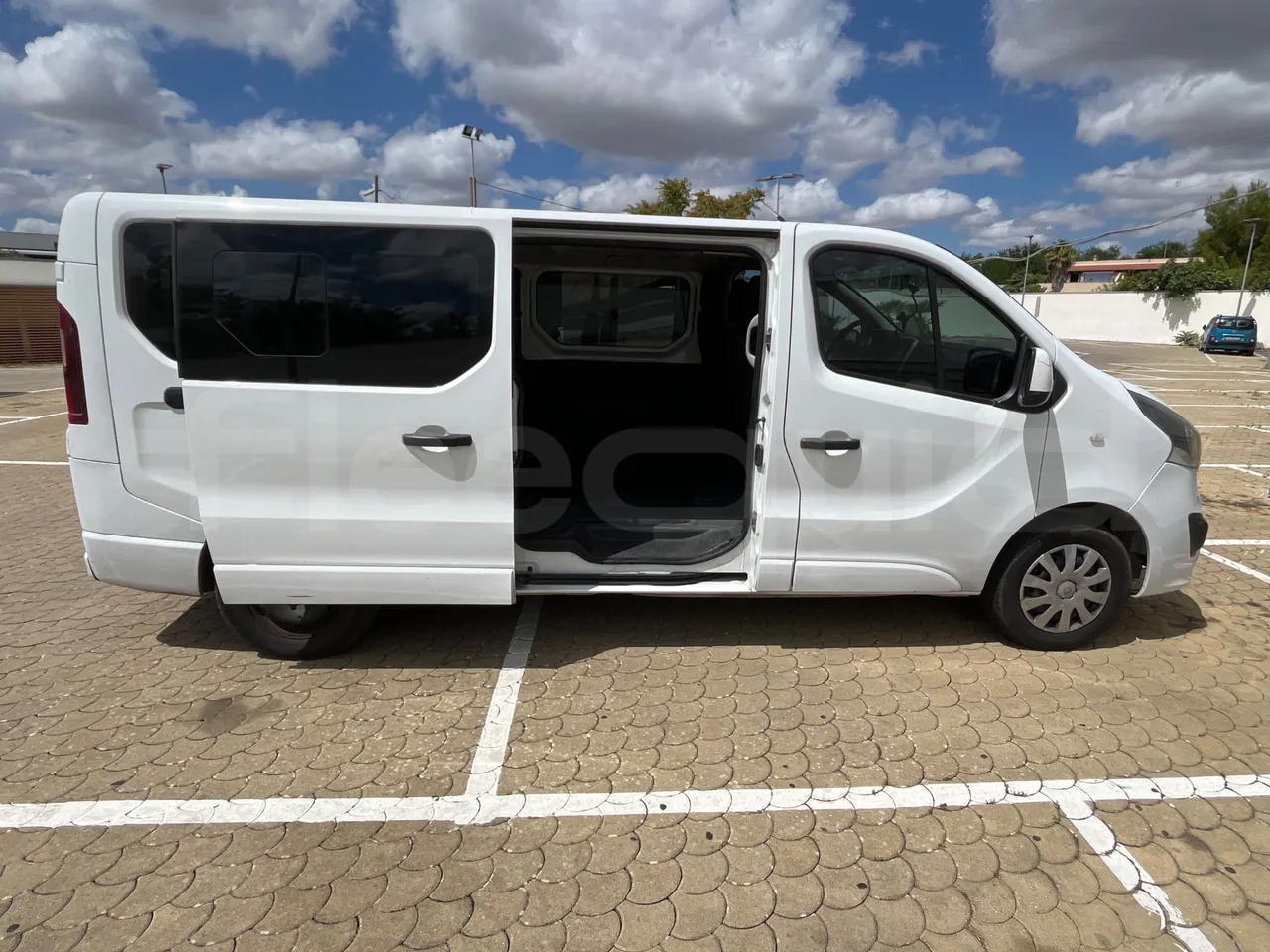 Opel Vivaro - B X83 -EUR6 -85kW -5.399m - right side doors open