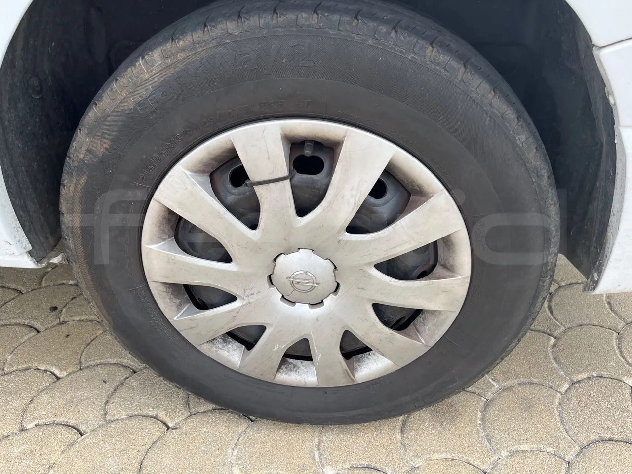 Opel Vivaro - B X83 -EUR6 -85kW -5.399m - rear left tire photo