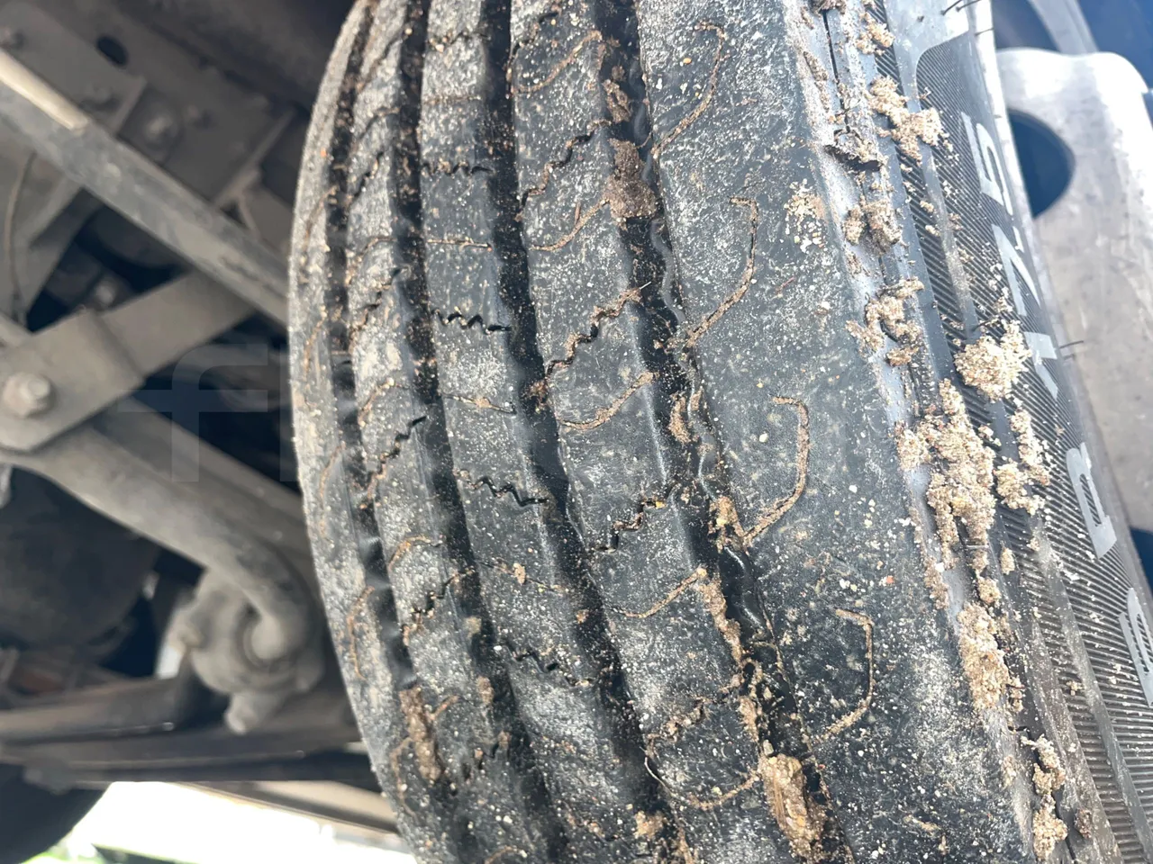 Man 10.225 FOCL 10.552 FOCL - Euro3 - 162 kW - 8 mt - tread condition front tires right