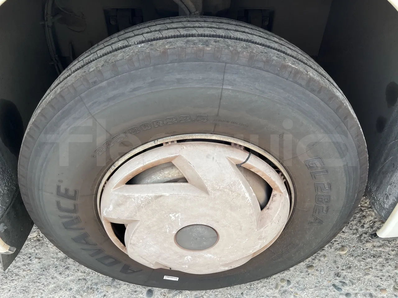 Setra S415 - First Axle Left Side: Complete Tyre