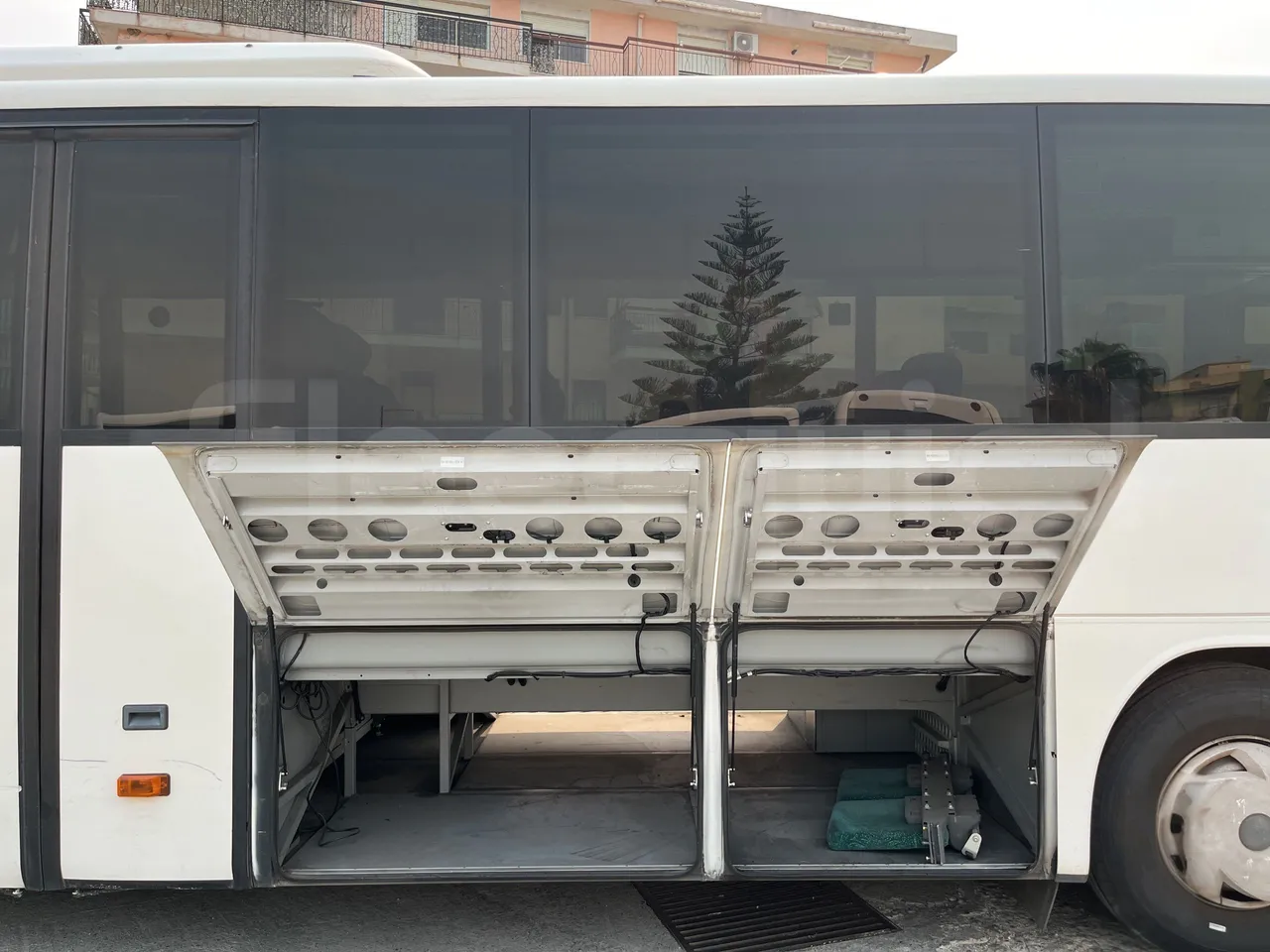 Setra S415 - Luggage Rack Left Side