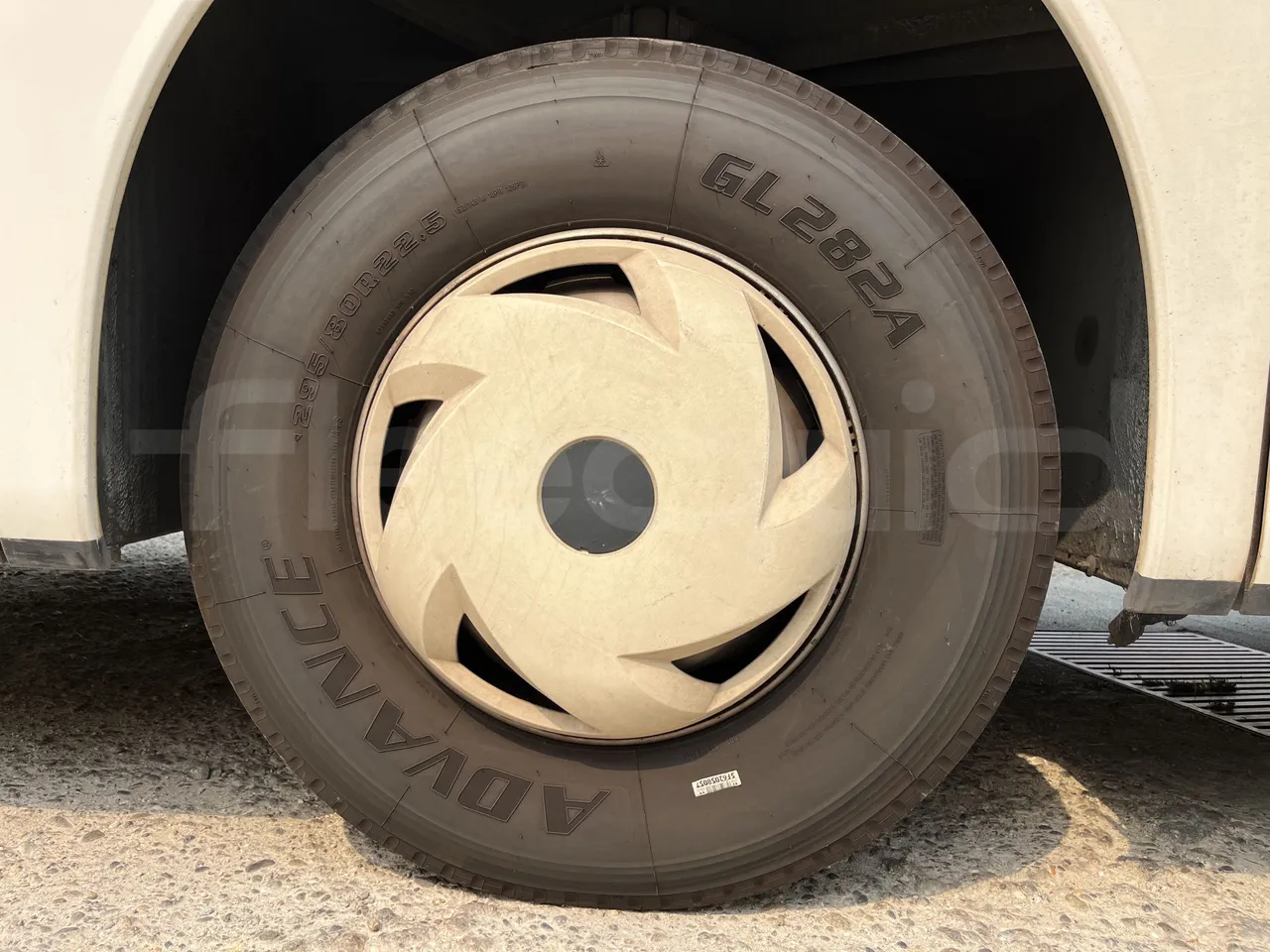 Setra S415 - First Axle Left Side: Tyre Tread