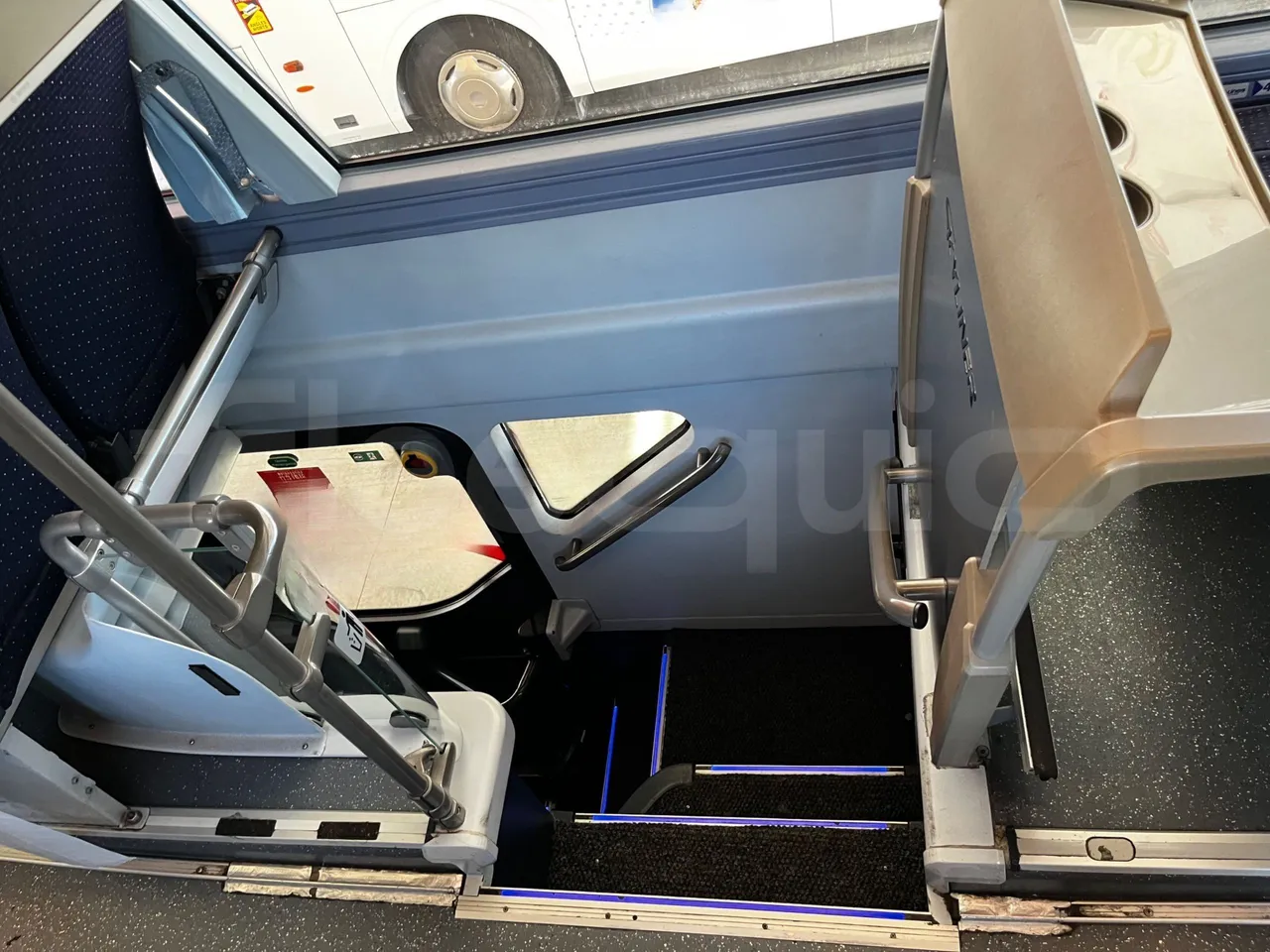 Neoplan Skyliner - jack and driver keys