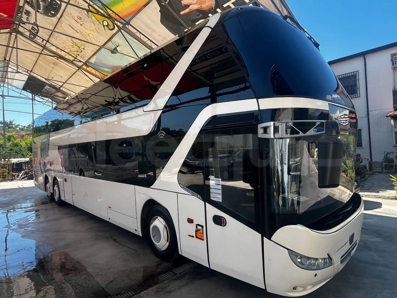 Neoplan Skyliner - 3/4 front right doors