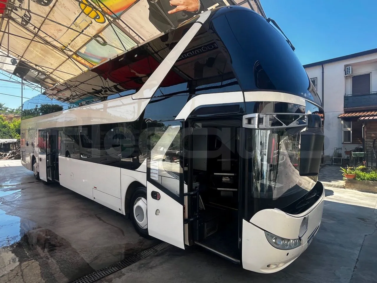 Neoplan Skyliner - 3/4 right front doors open