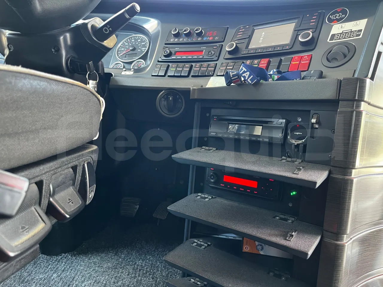 Neoplan Skyliner - radio accessories photo