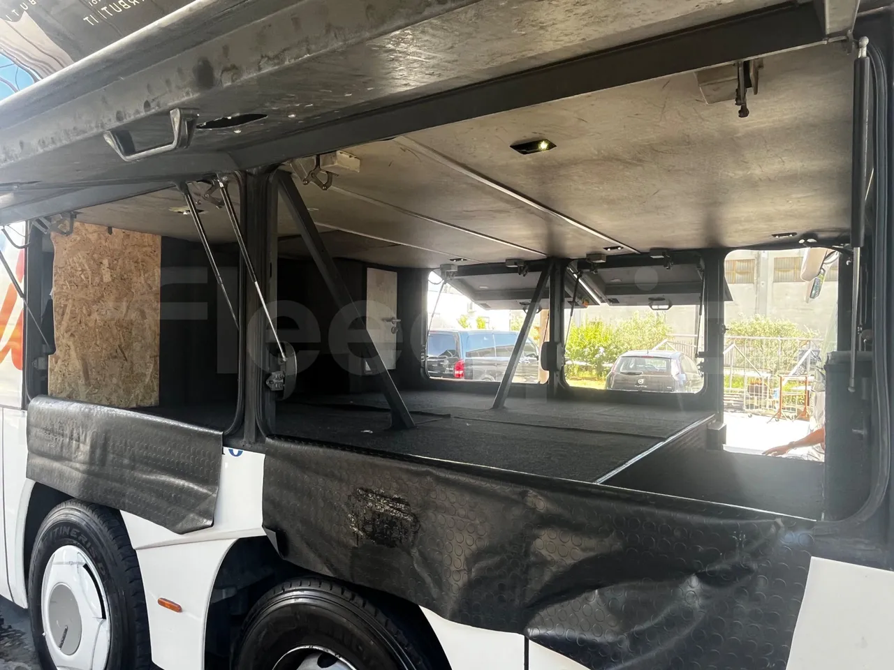 Neoplan Skyliner - internal frame rust check