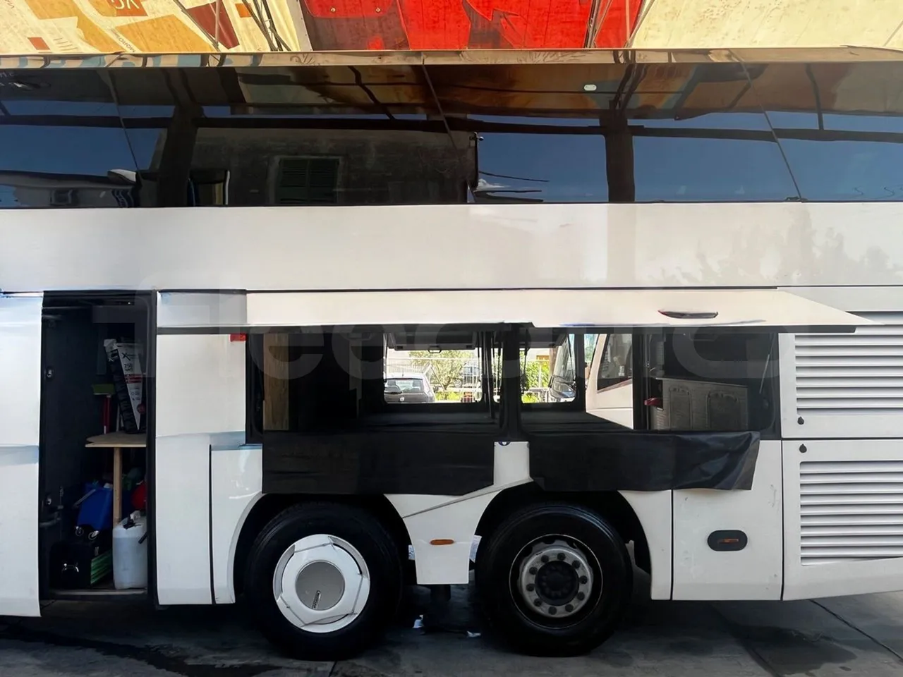 Neoplan Skyliner - luggage rack photo