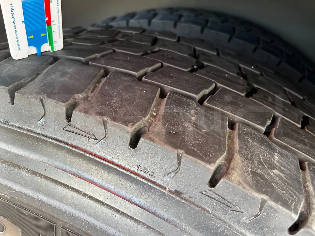 Neoplan Skyliner - tread condition front tires left