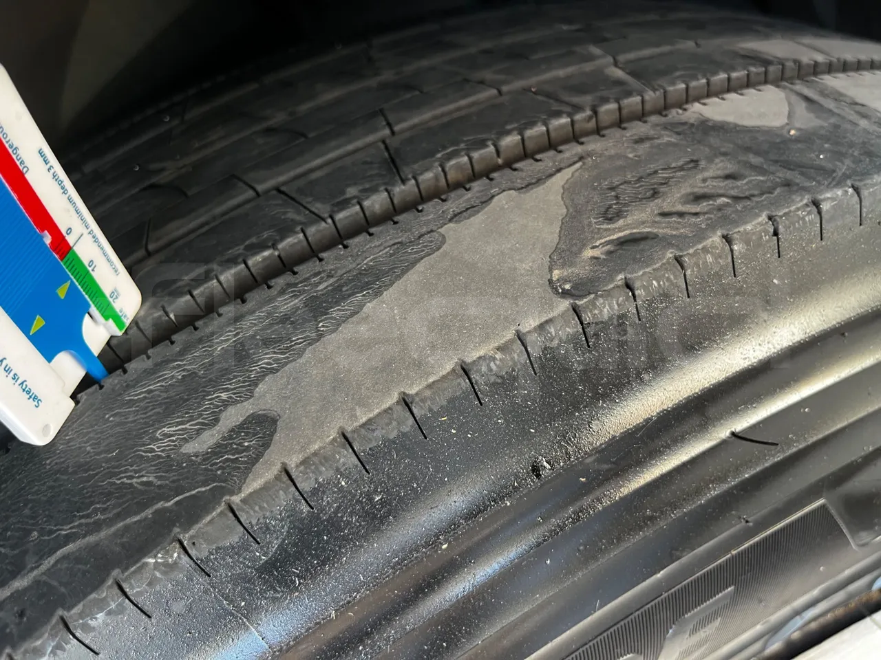Neoplan Skyliner - tread condition front tires right