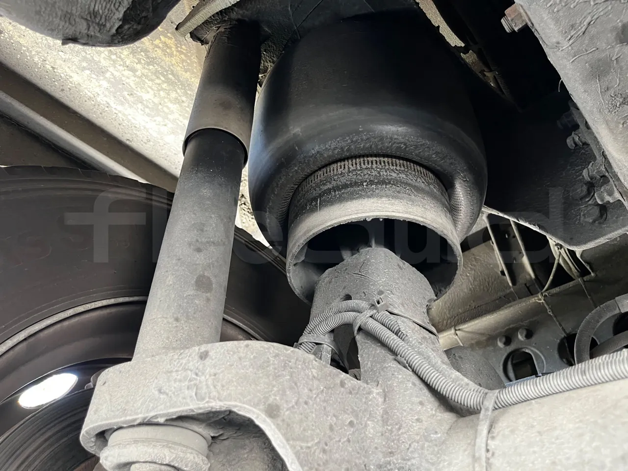 Neoplan Skyliner - axel 3 shock absorbers 1 left
