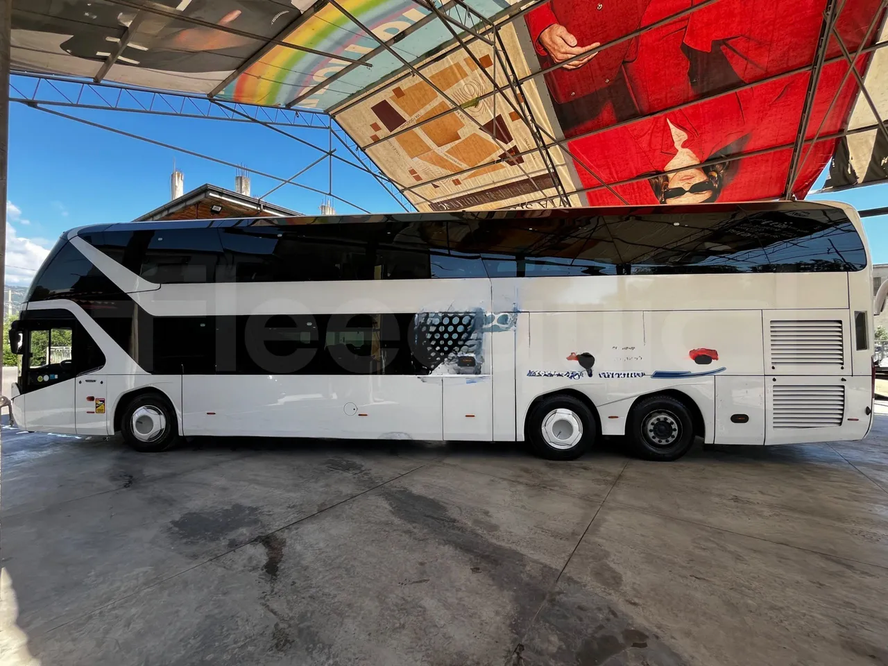 Neoplan Skyliner - left side photo