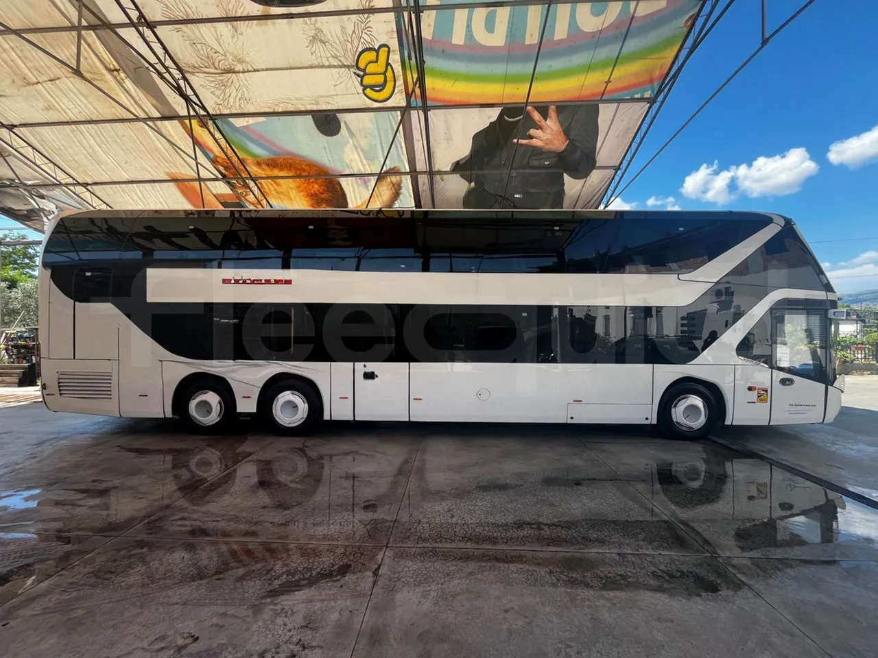 Neoplan Skyliner - right side doors closed