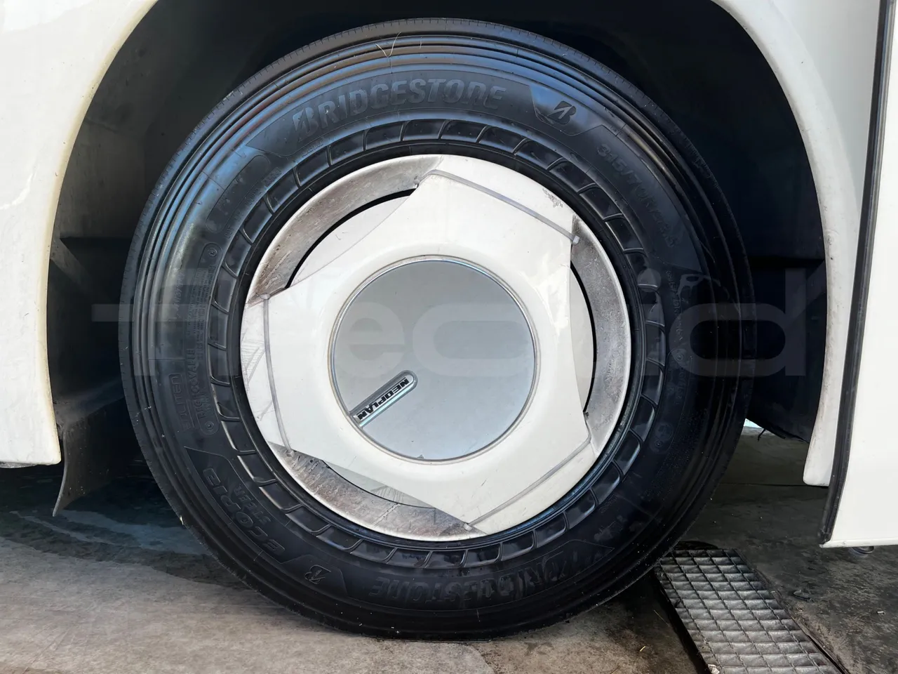 Neoplan Skyliner - front left tire measurements