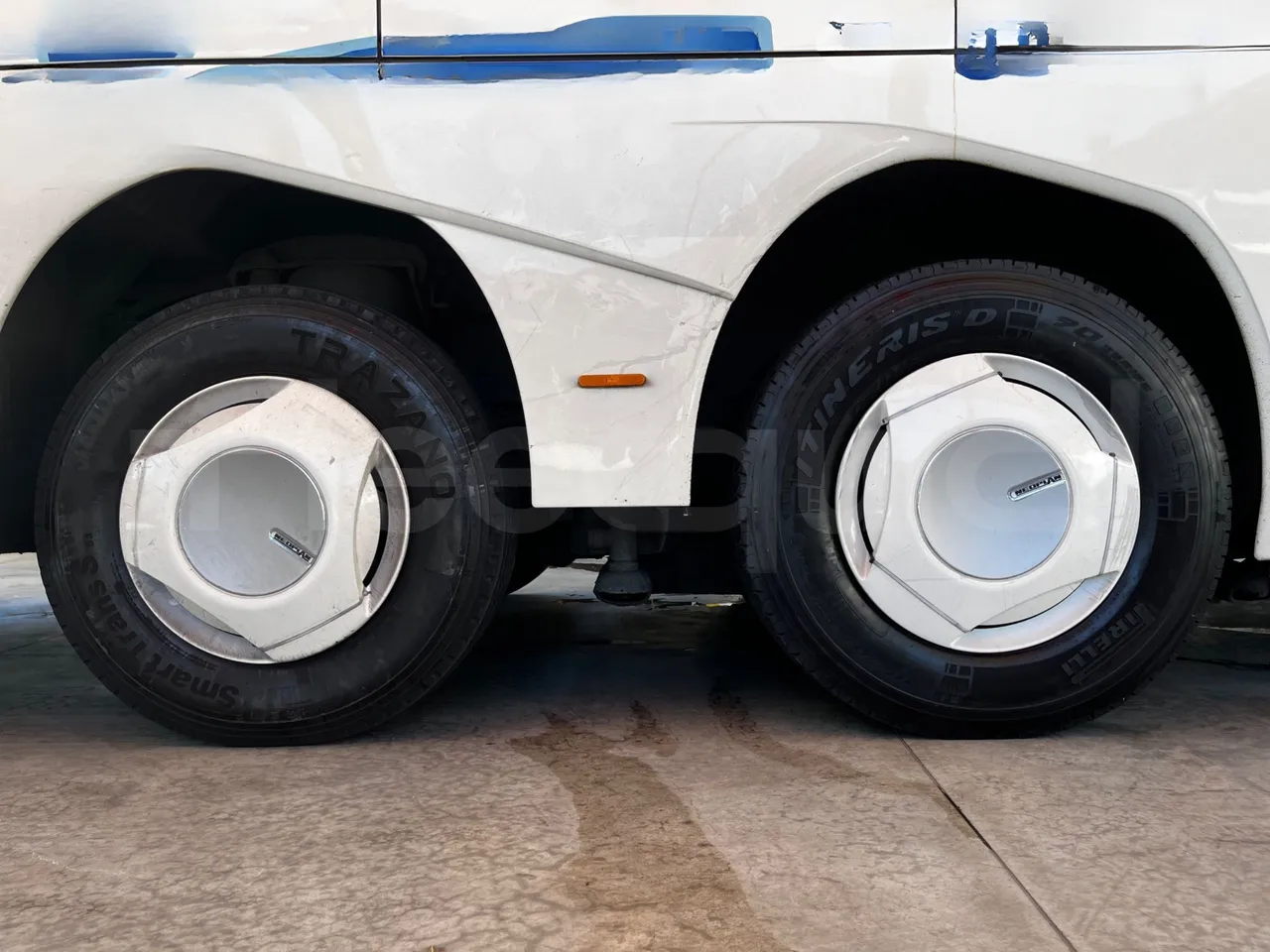 Neoplan Skyliner - rear left tire photo