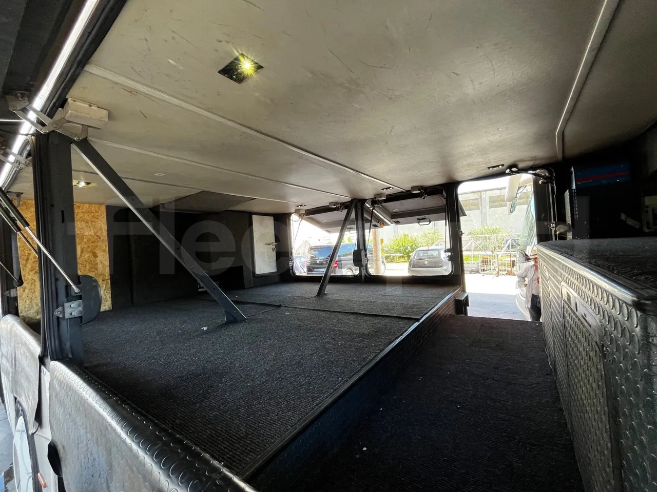Neoplan Skyliner - under carpet photo