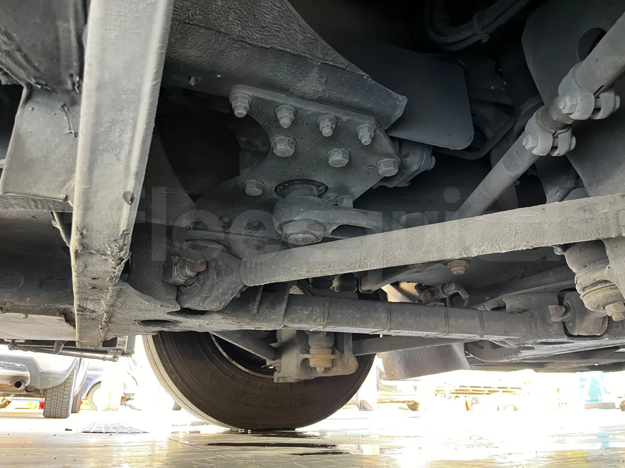 Neoplan Skyliner - front axle left side